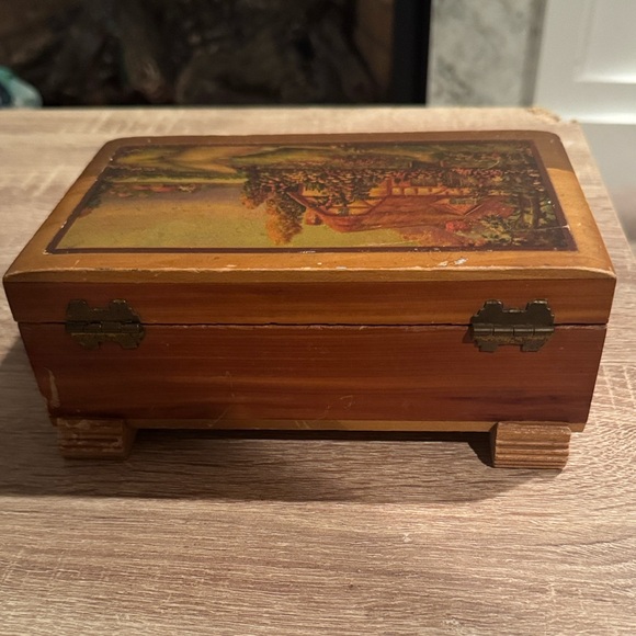 1940’s Vintage Wooden Mid-20th-Century Cedar Keepsake or Jewelry Chest - Picture 4 of 5